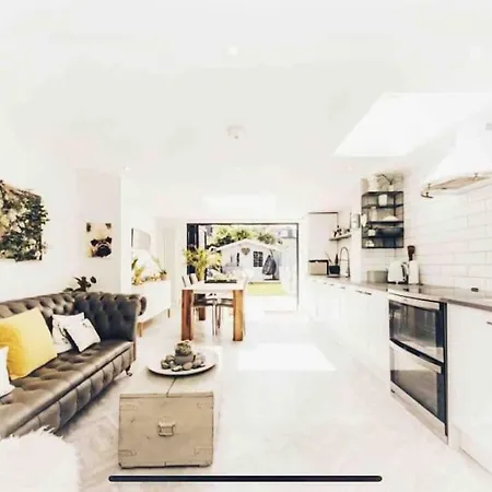 Teddington Terraced Cottage 3 Floors, 3 Bedrooms